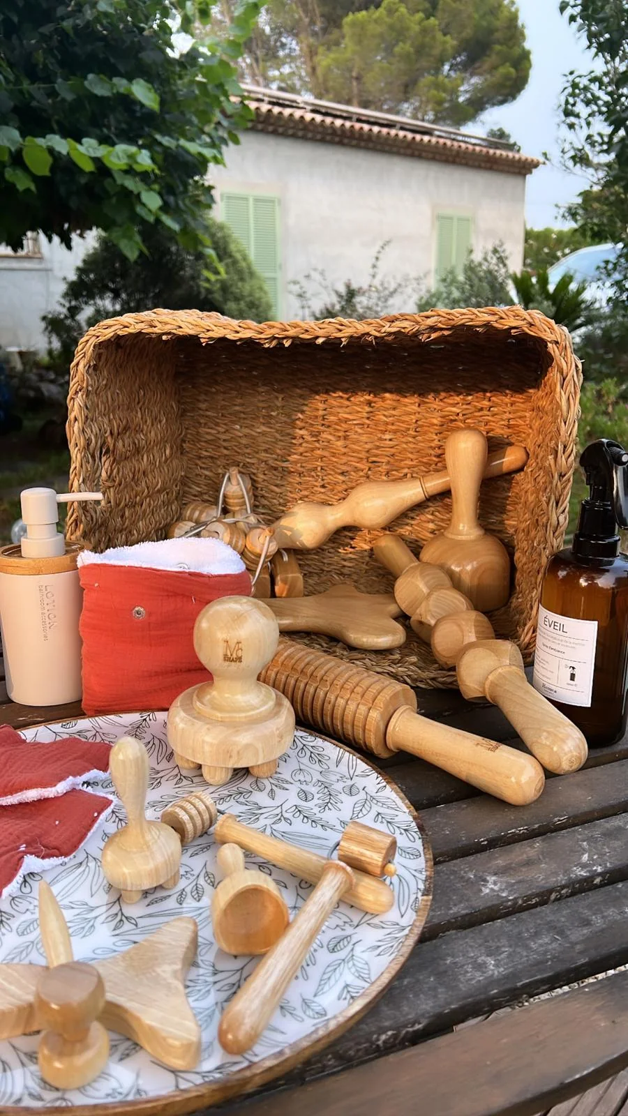 Outils en bois utilisés lors d’une séance de madérothérapie